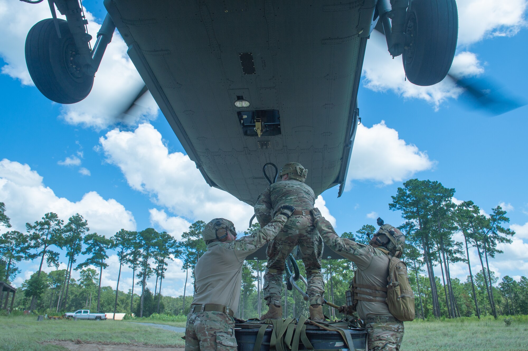 Airmen conduct sling load training