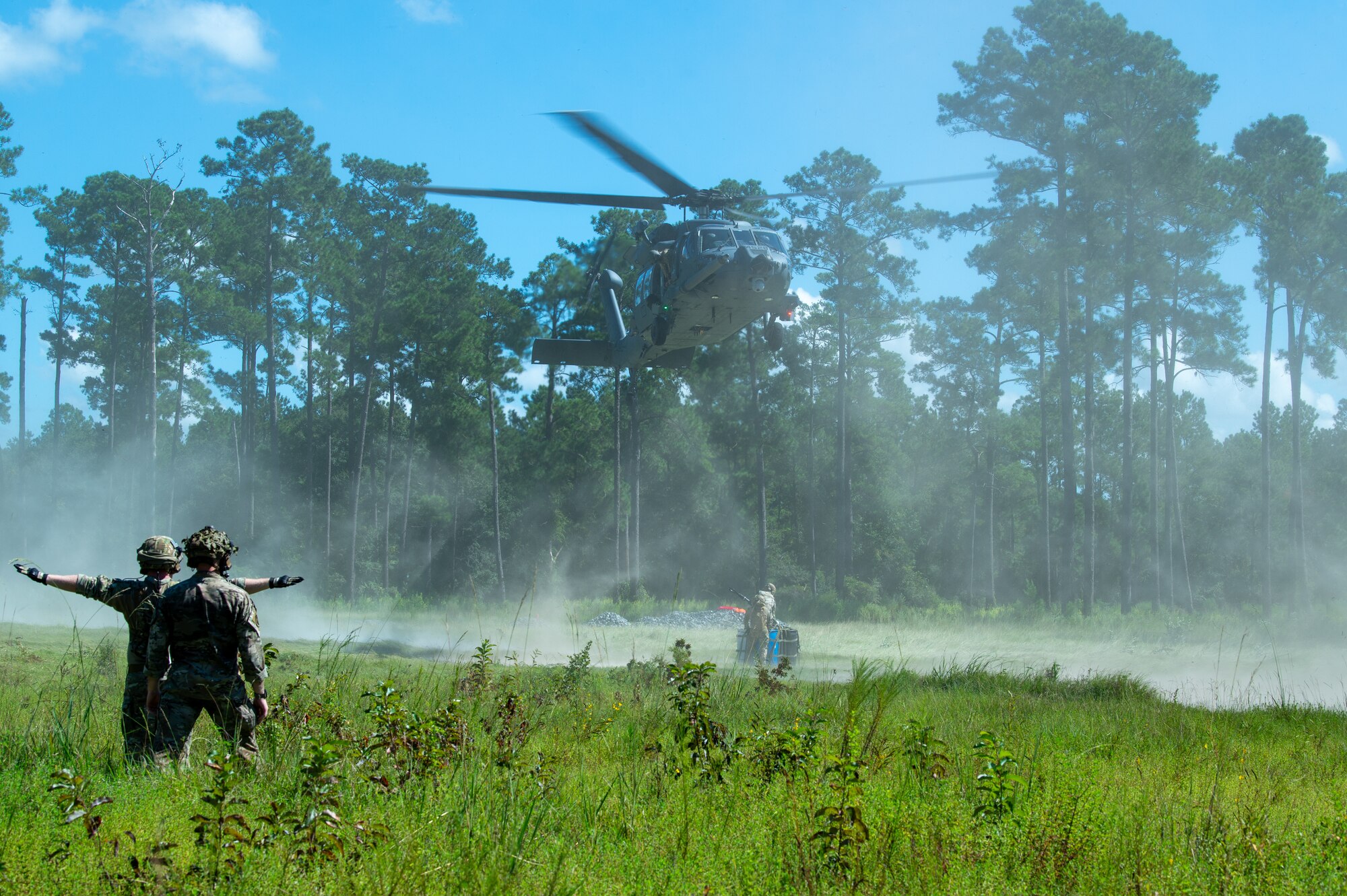 Airmen conduct sling load training
