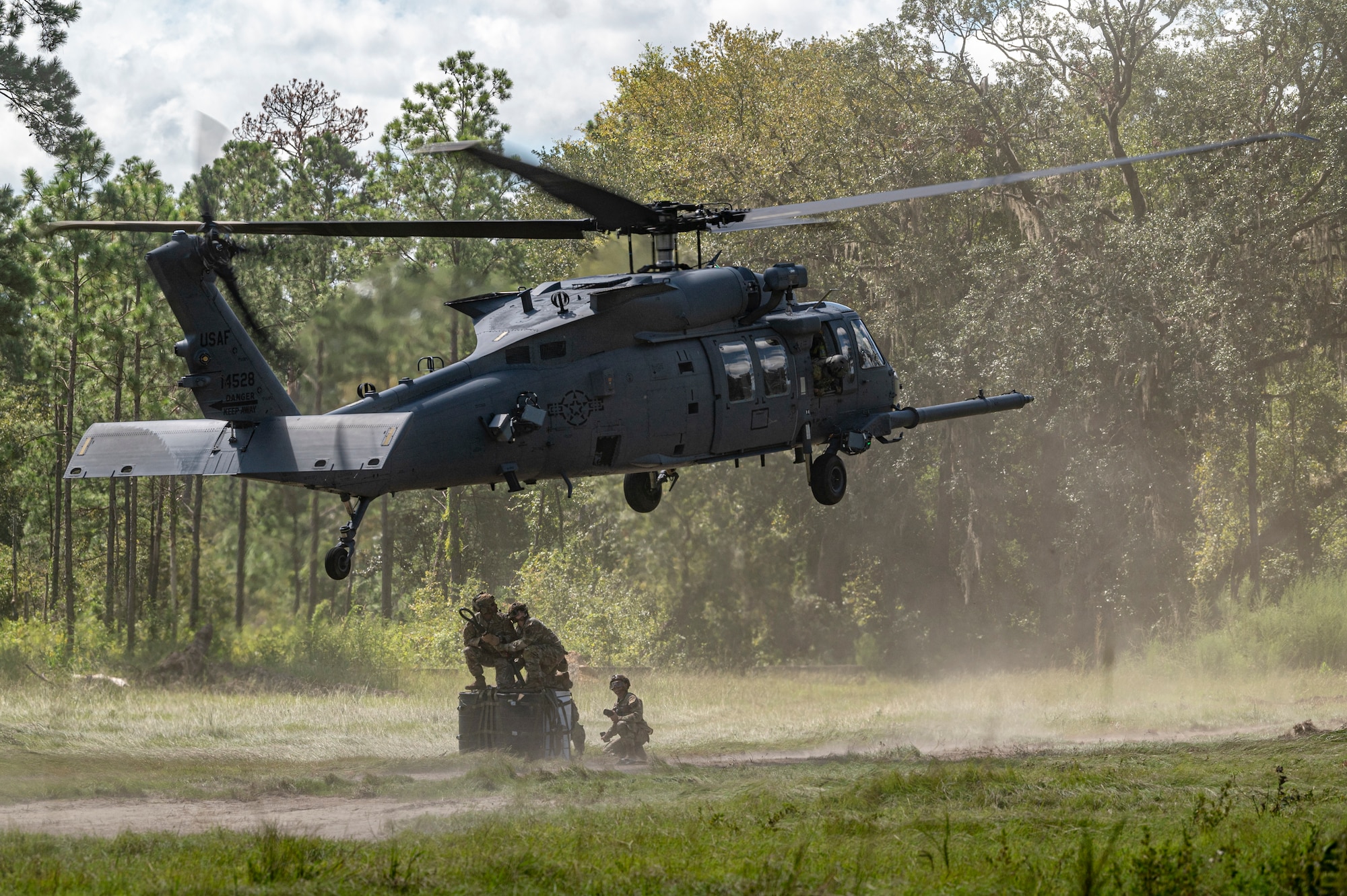 Airmen conduct sling load training