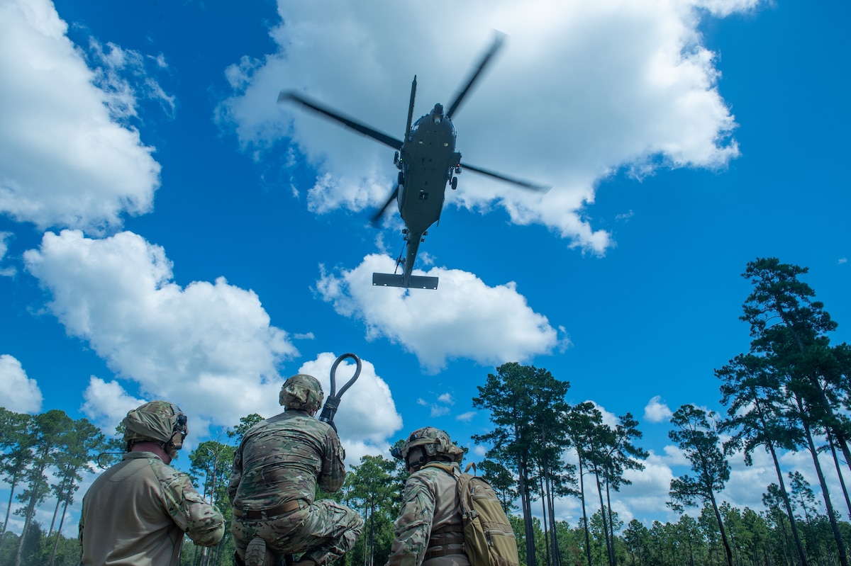 Airmen conduct sling load training