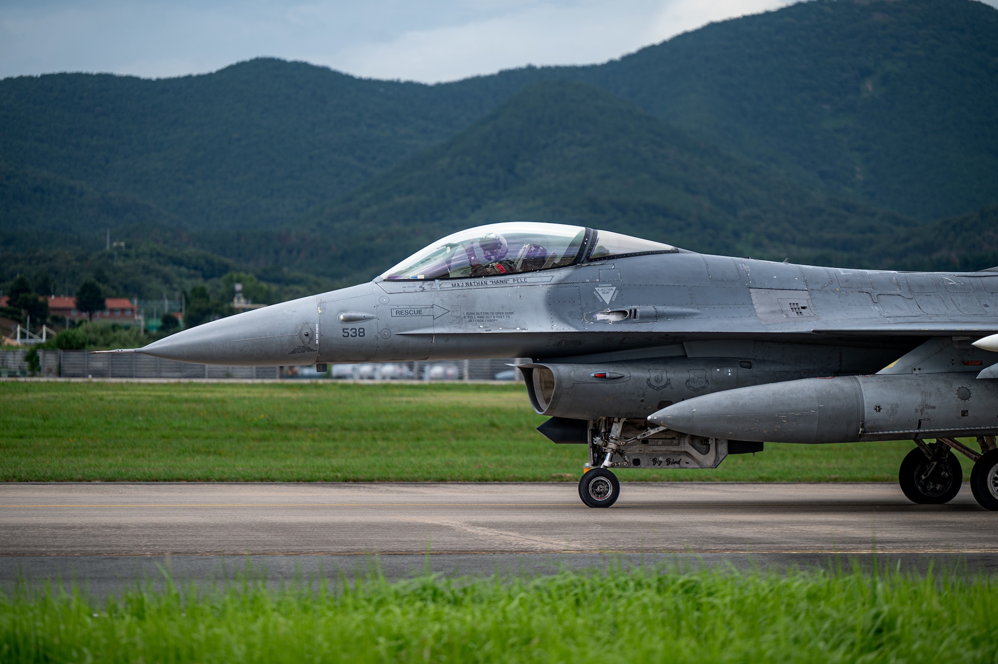 A U.S. Air Force pilot assigned to the 36th Fighter Squadron taxis towards the runway during Ulchi Freedom Shield 24 at an unspecified location in the Republic of Korea, Aug. 21, 2024. The agile combat employment operations executed during UFS24 ensures pilots assigned to the 51st Fighter Wing remain ready for deployment at a moment’s notice, no matter the location or circumstances. UFS24 is an annual combined exercise conducted in support of the U.S.-ROK Mutual Defense Treaty that highlights the U.S.’s commitment to the alliance. (U.S. Air Force photo by Senior Airman Brittany Russell)