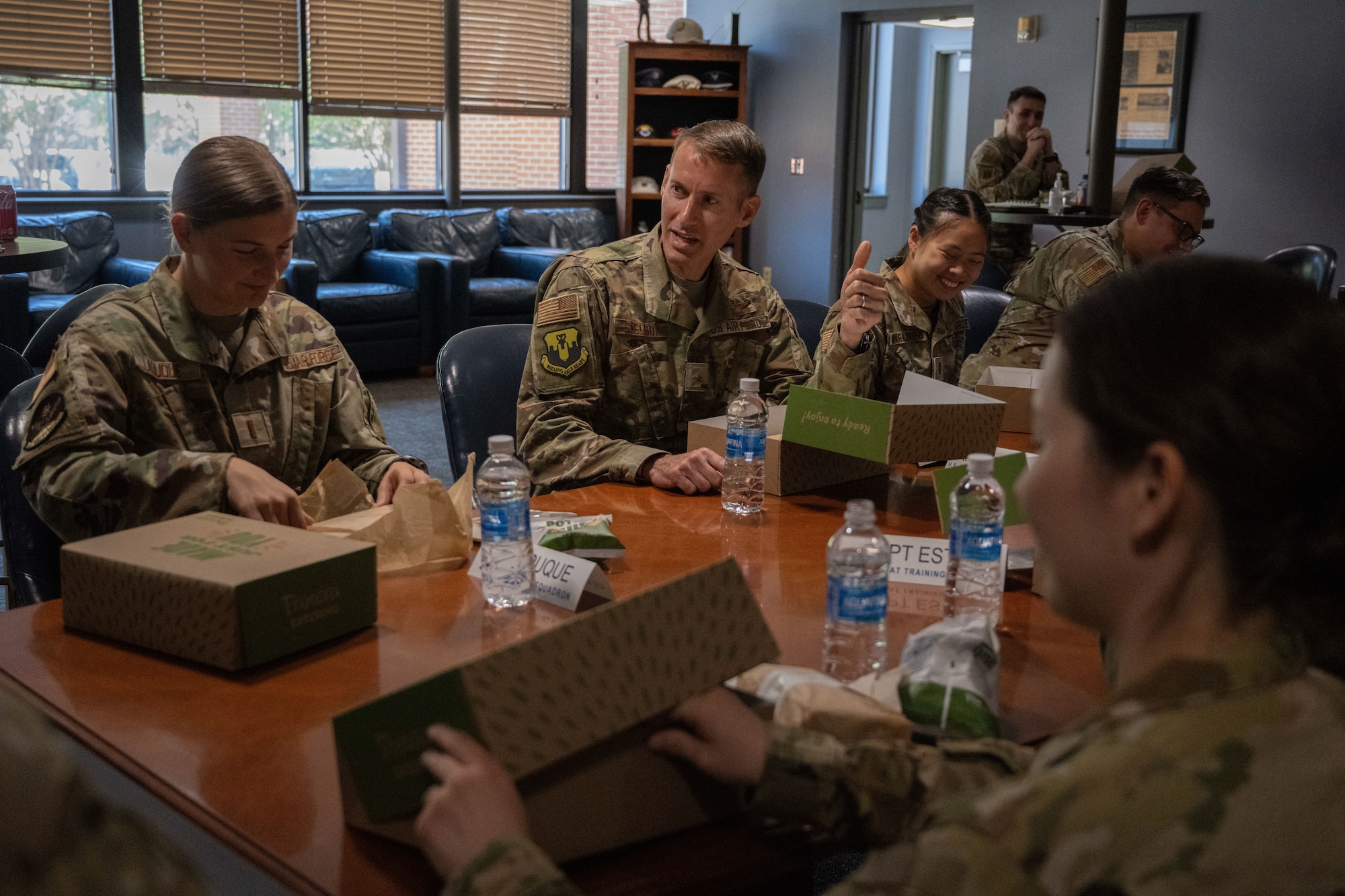 U.S. Airmen have lunch