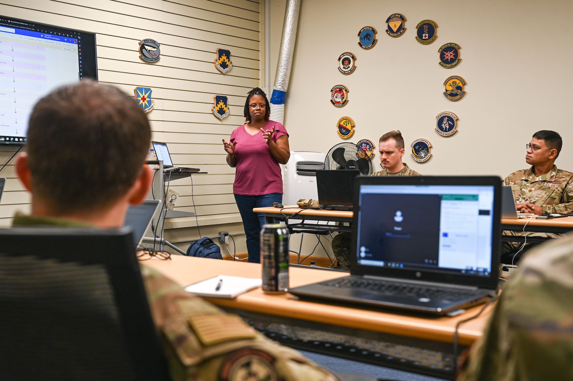 Dr. Rebecca Jones, Microsoft Federal senior cloud solution architect, speaks with Airmen.