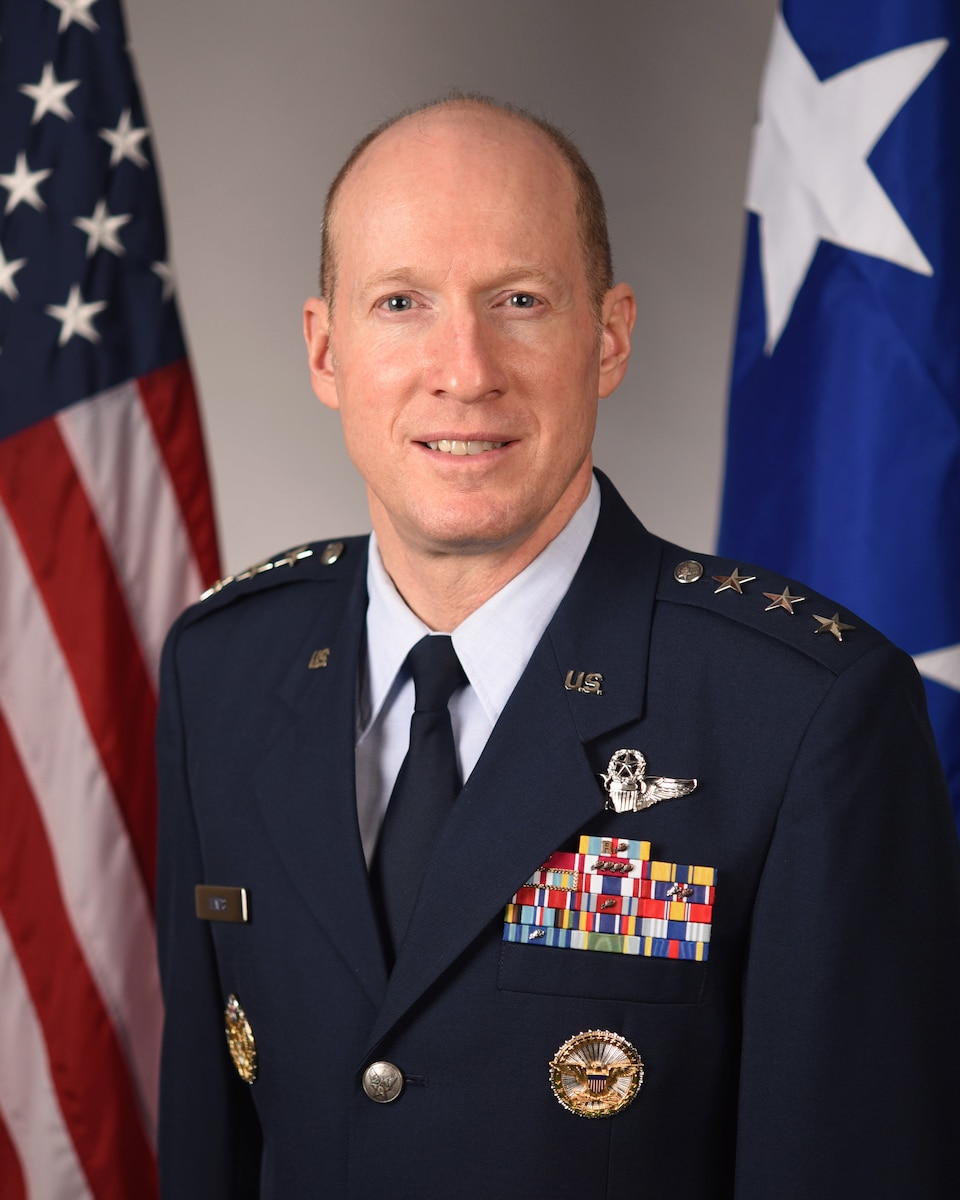 The official portrait of Lt. Gen. Hinds