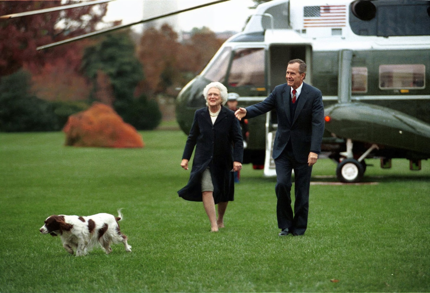 P37952-18   President and Mrs. Bush arrive on the White House South Lawn from Camp David.
08 November 1992