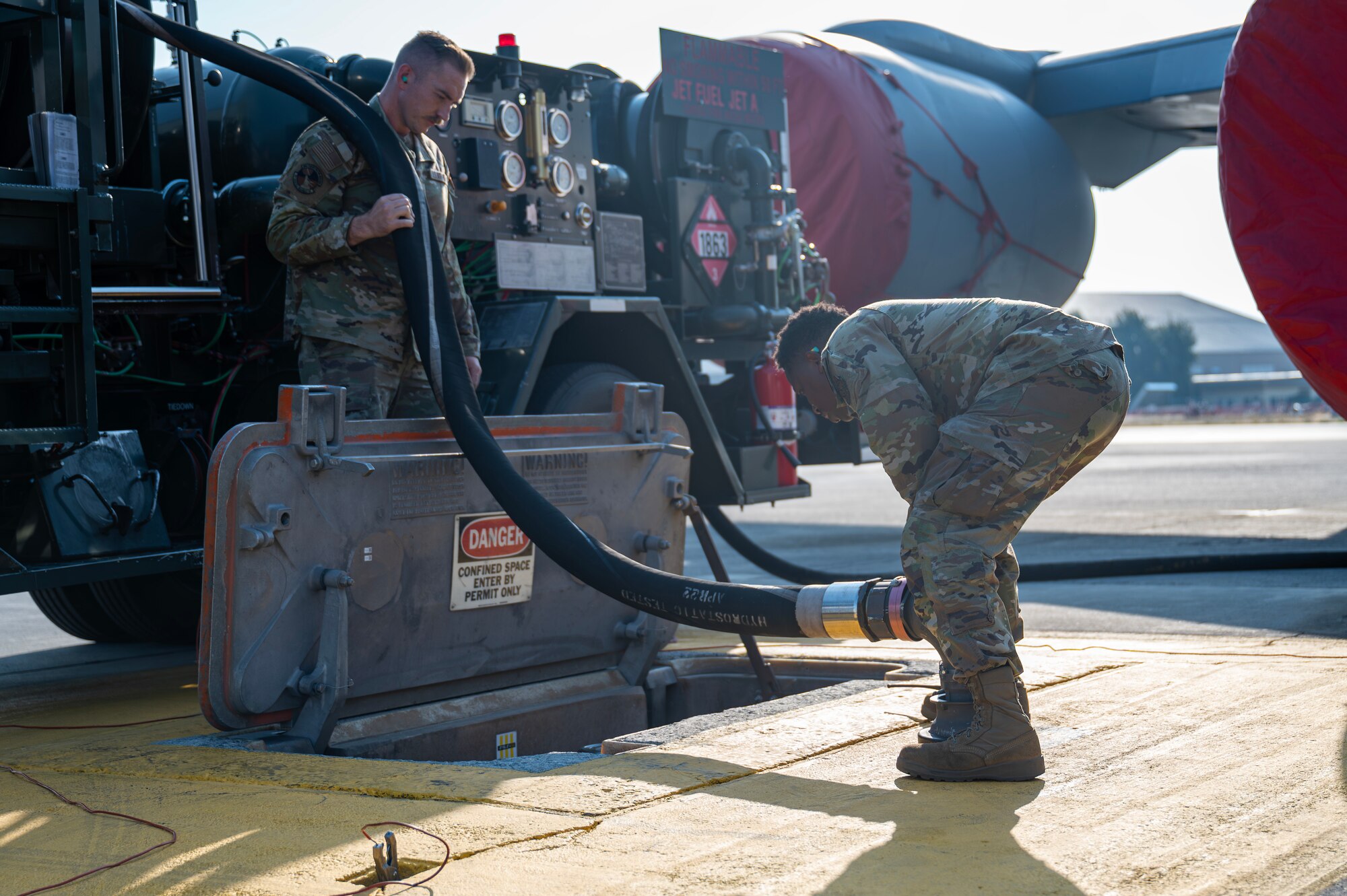 Airmen simulate refueling