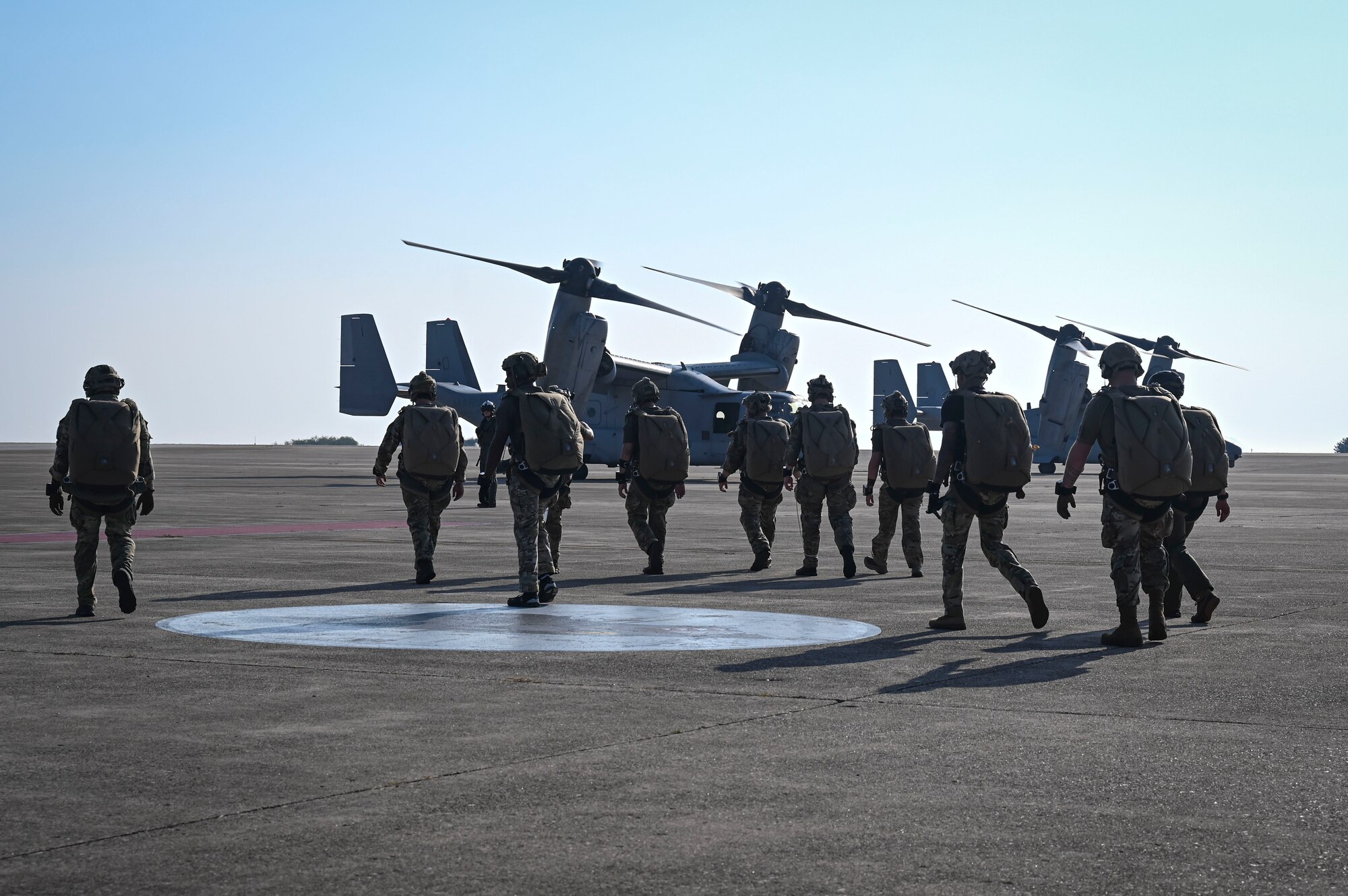U.S. Army special operations Soldiers assigned to 1st Special Forces Group (Airborne), walk to a U.S. Marine Corps MV-22B Osprey.