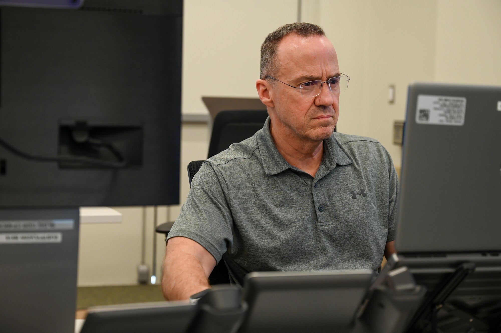 A civil engineer reads a weather re3port on a computer.