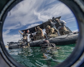 EODMU-8 trains with Ukrainian navy EOD technicians during exercise Sea Breeze.