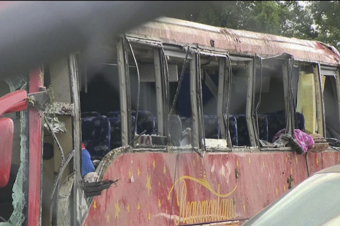 A bus crashed outside of Vicksburg, Miss., early on Saturday, killing seven people, officials said.