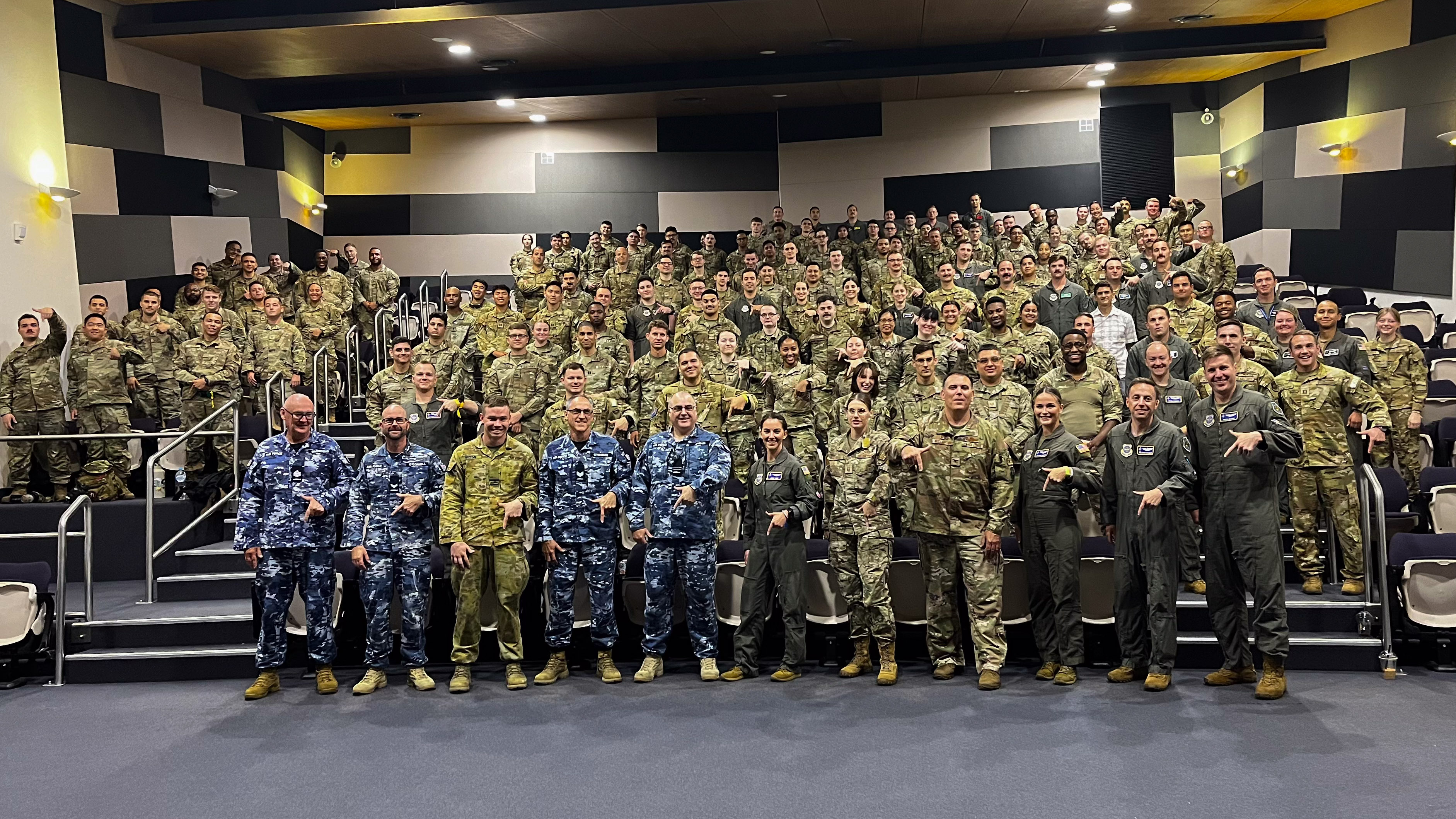 その他 Army Australia e Odgers Australian Soldiers Test Their Eyes in the Sky - Insitu