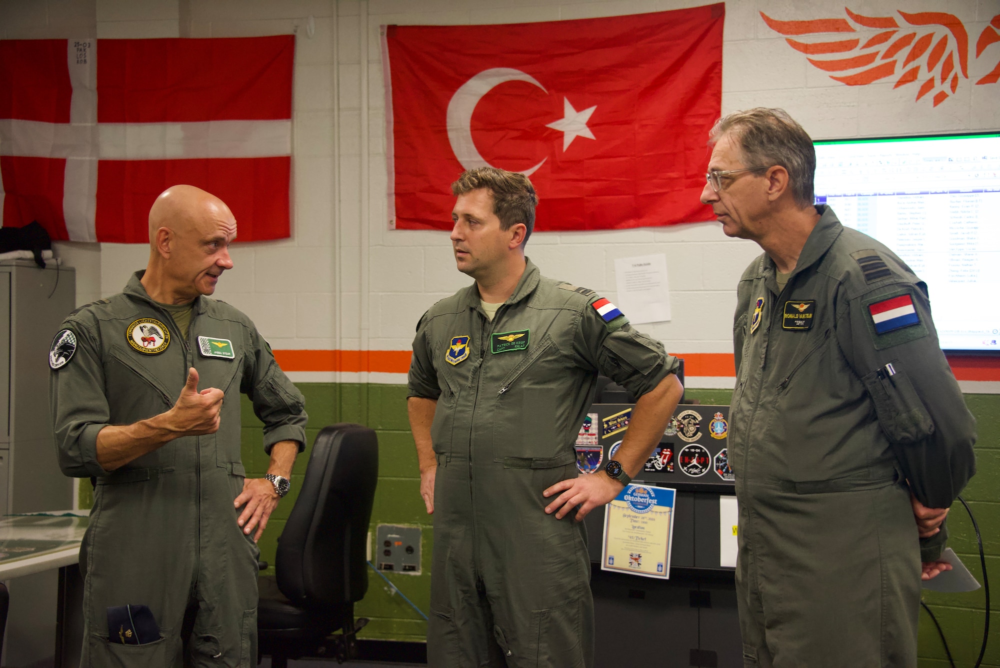 Royal Netherlands Air Force Commander Lt. Gen. André Steur speaks with Dutch instructors and students during a visit to a flight room at ENJJPT