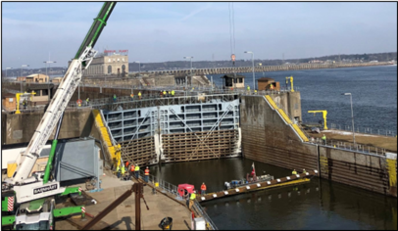 An array of underwater speakers being installed as an acoustic deterrent at Lock 19.