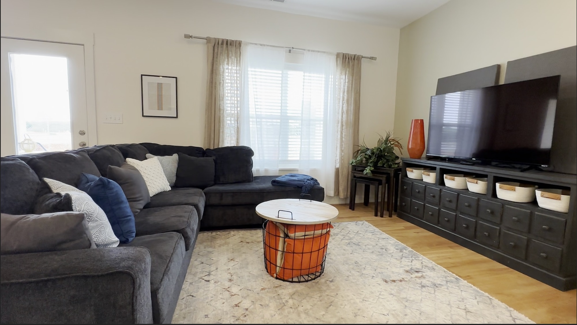 A picture of a living room.           