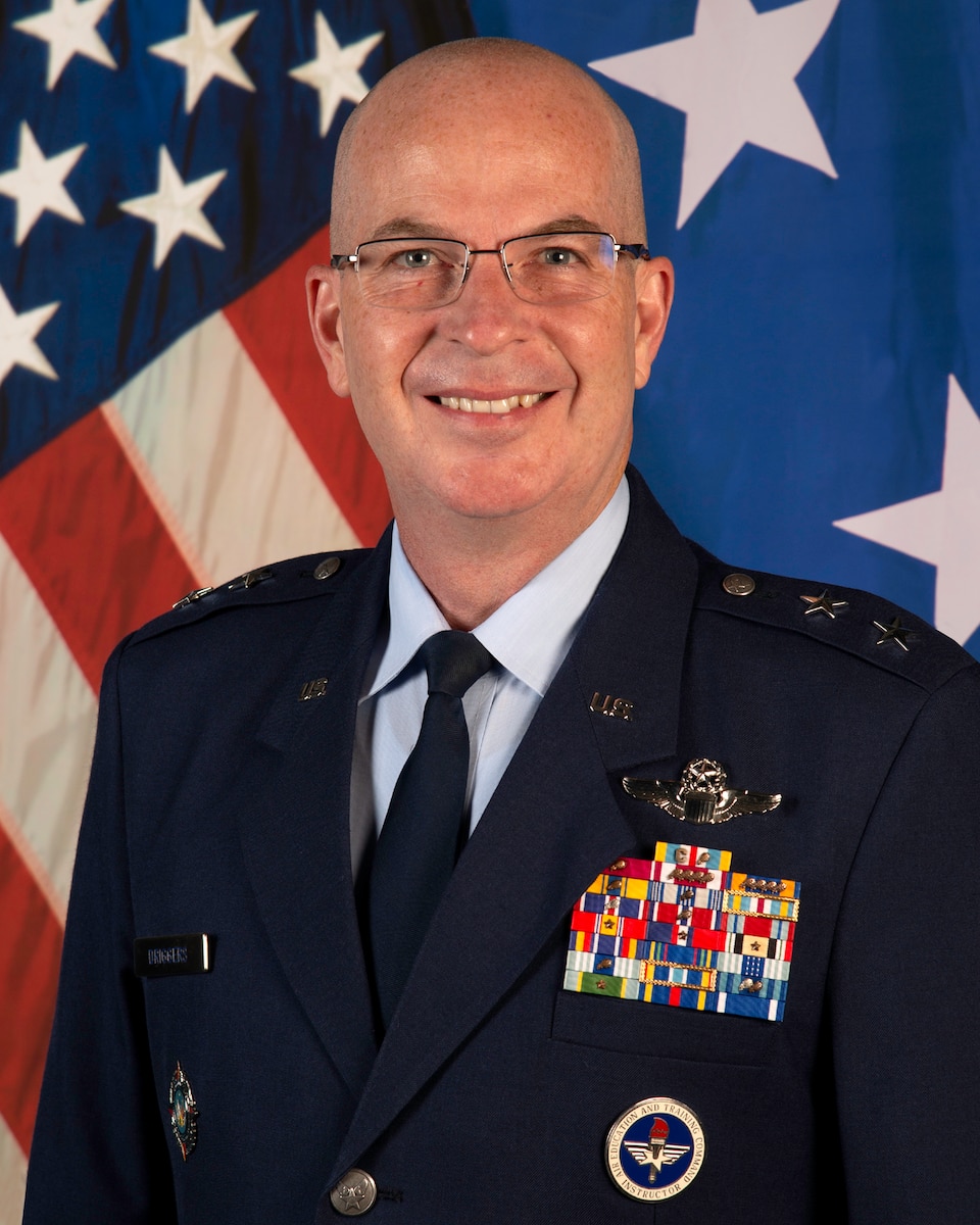 Official portrait of Maj. Gen. Russell Diggers.