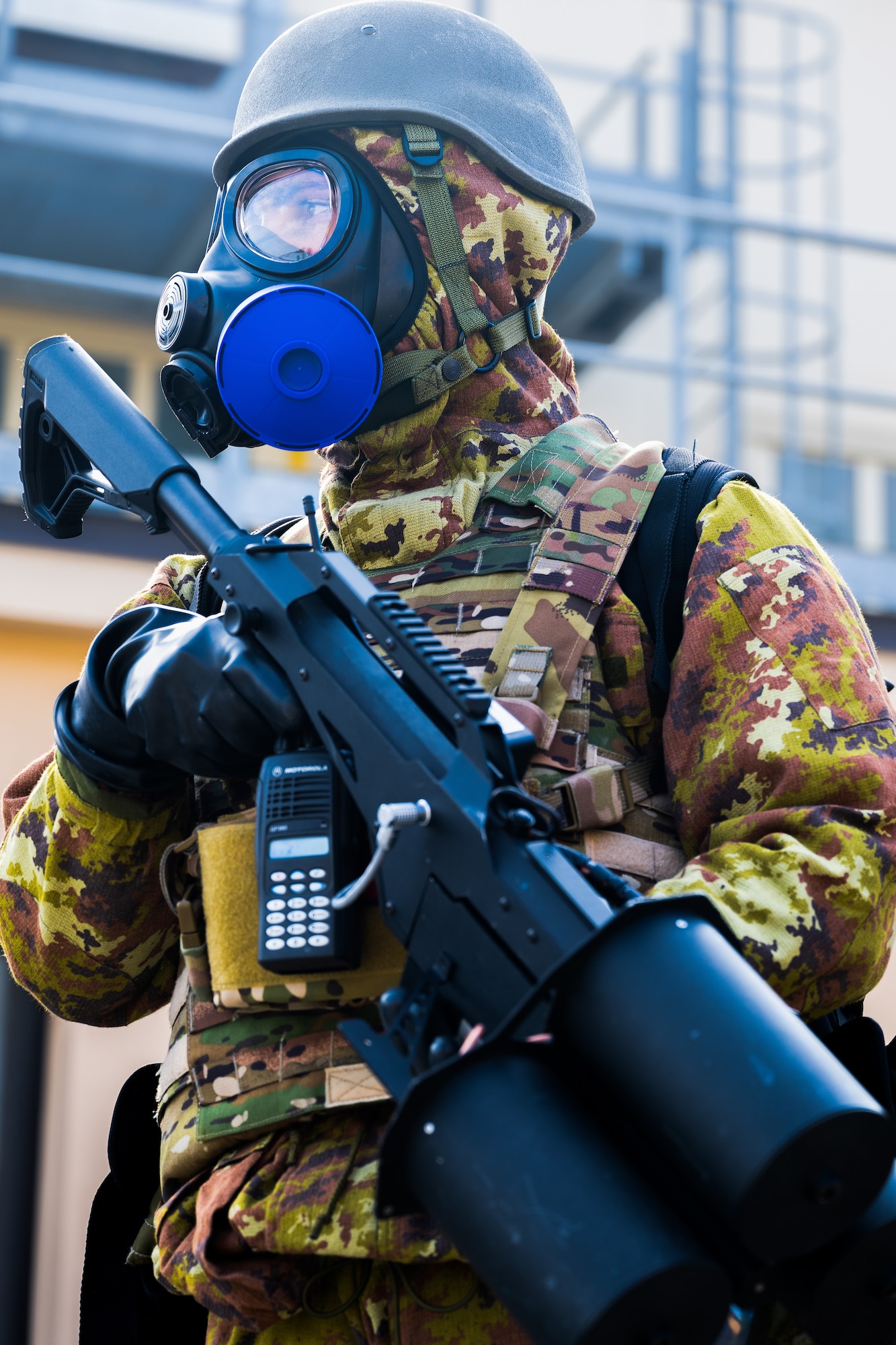 Italian Air Force Airmen provides security.