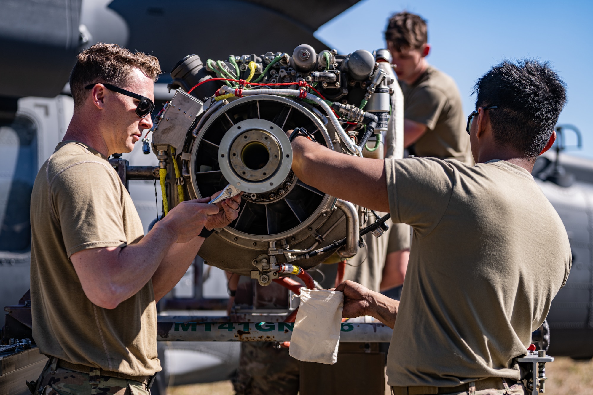 Airmen are fixing the engine.