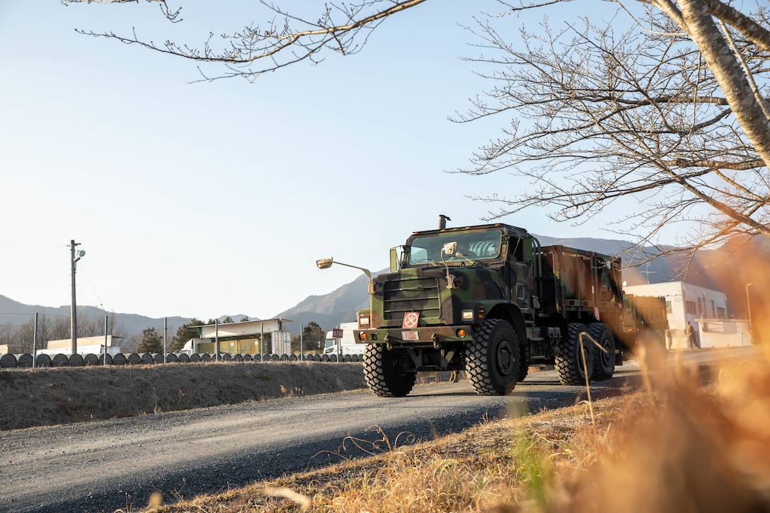 3月14日、陸上自衛隊 日本原駐屯地において実施された演習「ノーザン・ドラゴン25」で待機する、第3海兵兵站群 第3持続支援群（試）第36戦闘兵站中隊の米海兵隊中型戦術車両（MTVR）。この演習で岩国基地の海兵隊員は、厳しい環境下での実弾射撃訓練や治安維持訓練を行った（写真：コリン・ティボー伍長）。