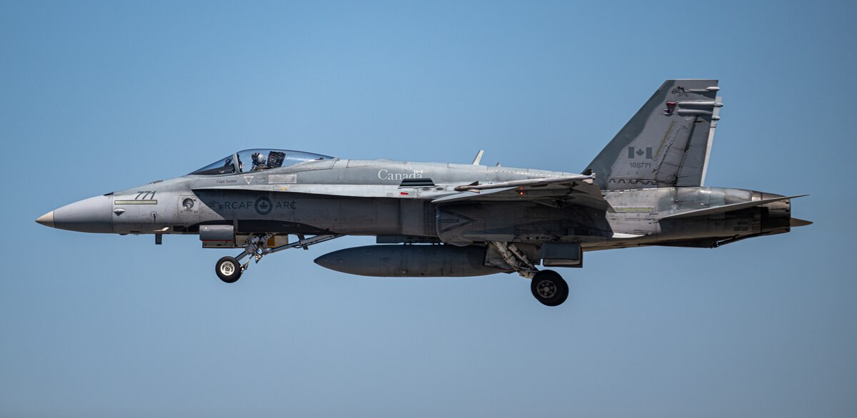その他  Canadian Air Force CF-18 PVC RCAF generates expeditionary combat-ready CF-18 team during