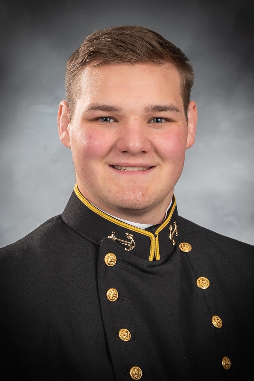A man in a uniform in an official photo.