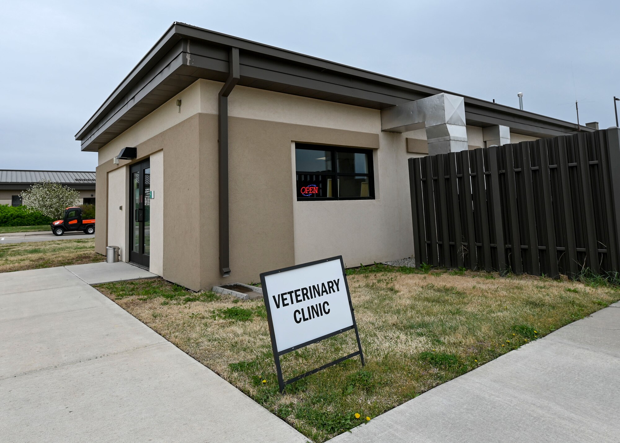 A sign saying "veterinary clinic" is displayed outside of a building.