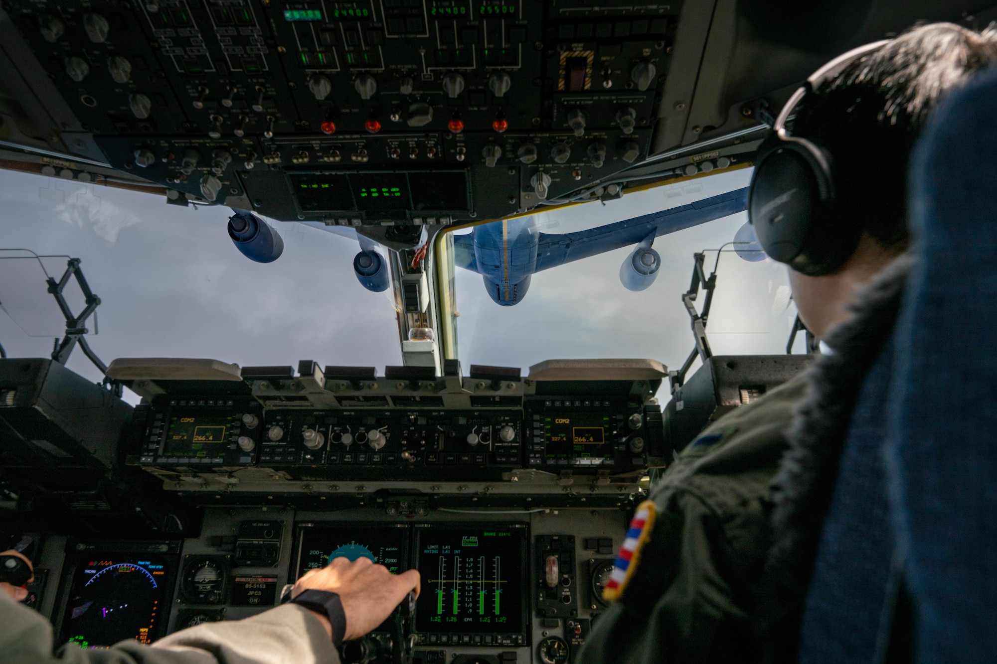 A KC-135 refuels a C-17.