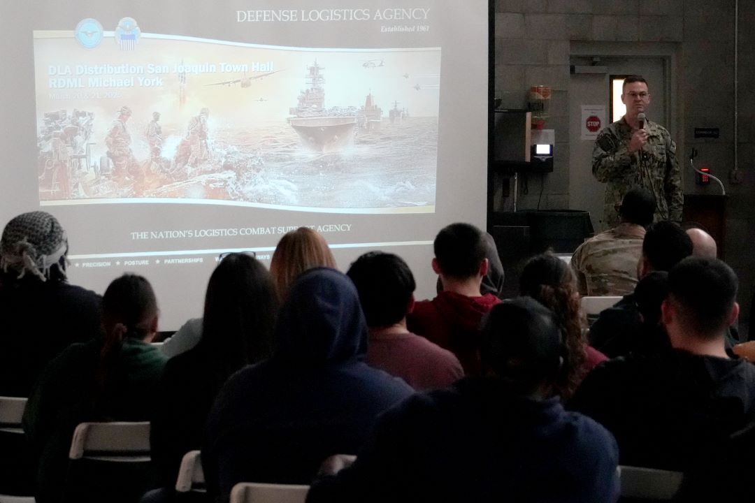 DLA Distribution Commander engages with West Coast, Pacific-region