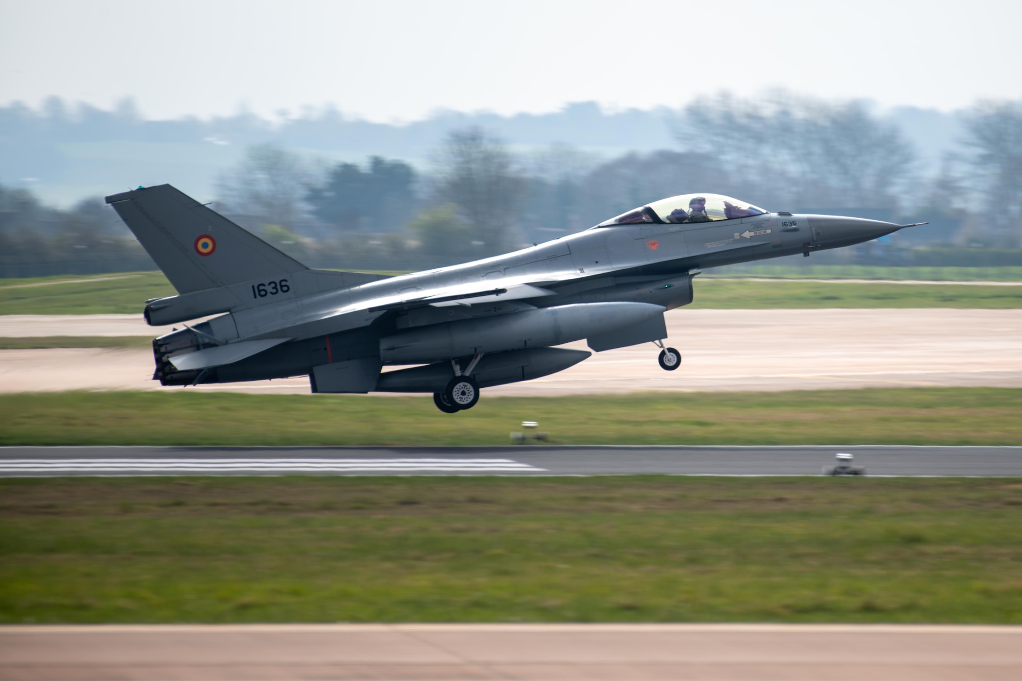 A Romanian Air Force (RoAF) F-16AM Fighting Falcon prepares to land