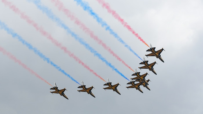 Air planes fly by.