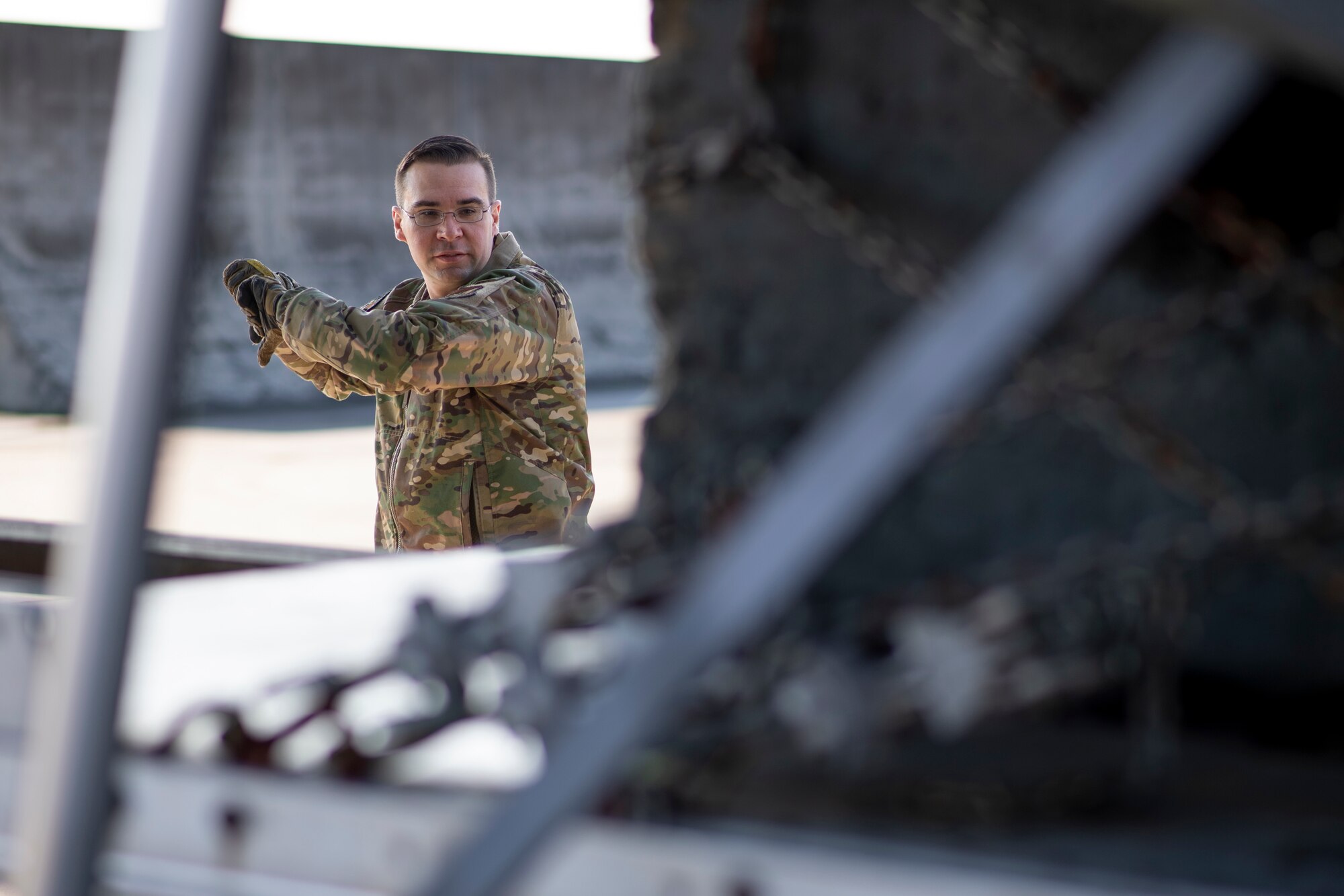 Airmen guides cargo