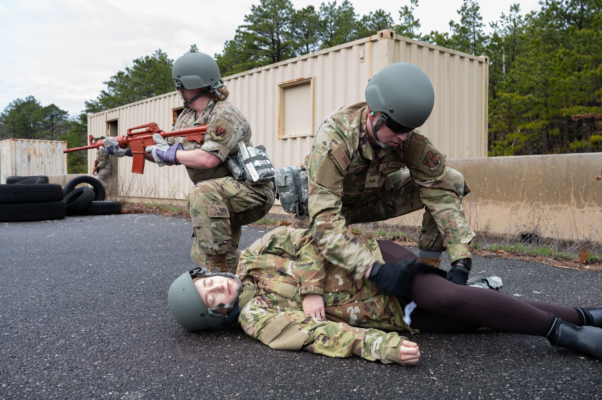 Airman applies a tornaquet.