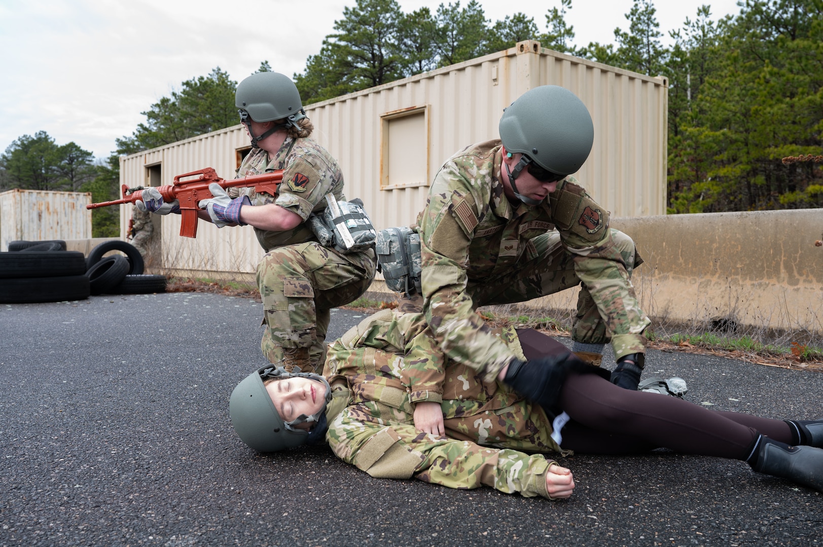Airman applies a tornaquet.