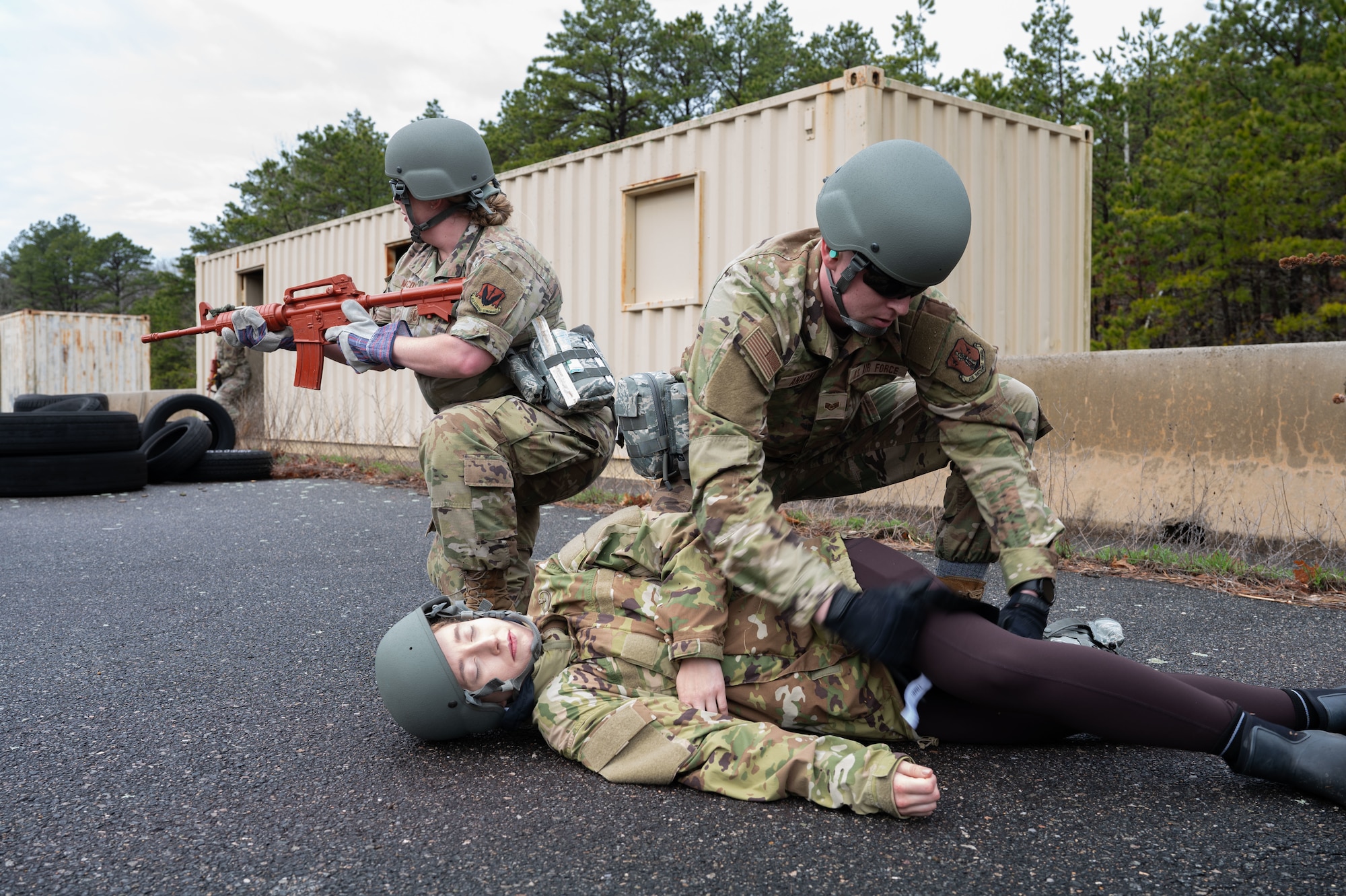 Airman applies a tornaquet.