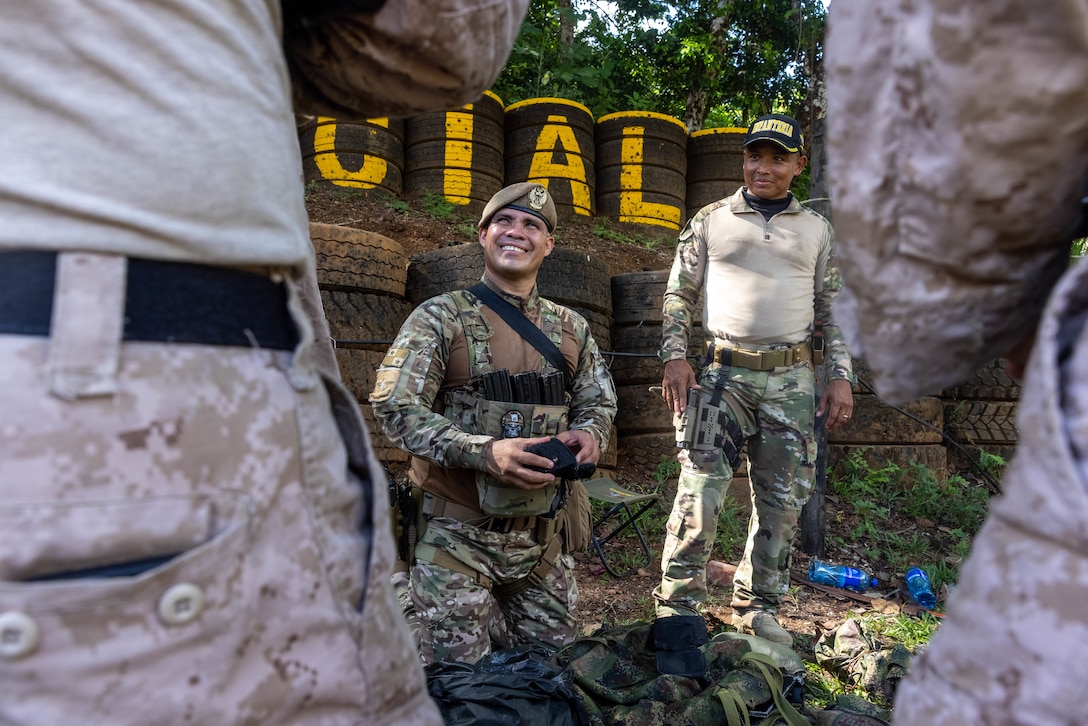 Panamanians teach U.S. Marines Jungle Survival