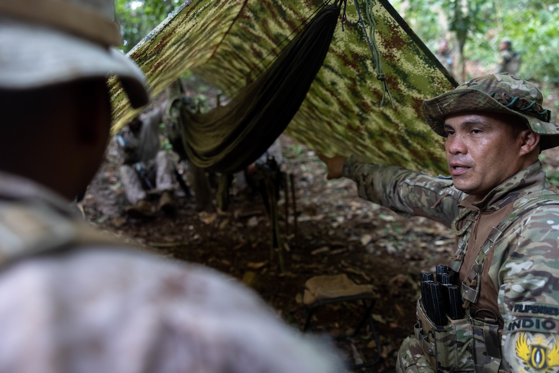 Panamanians teach U.S. Marines Jungle Survival