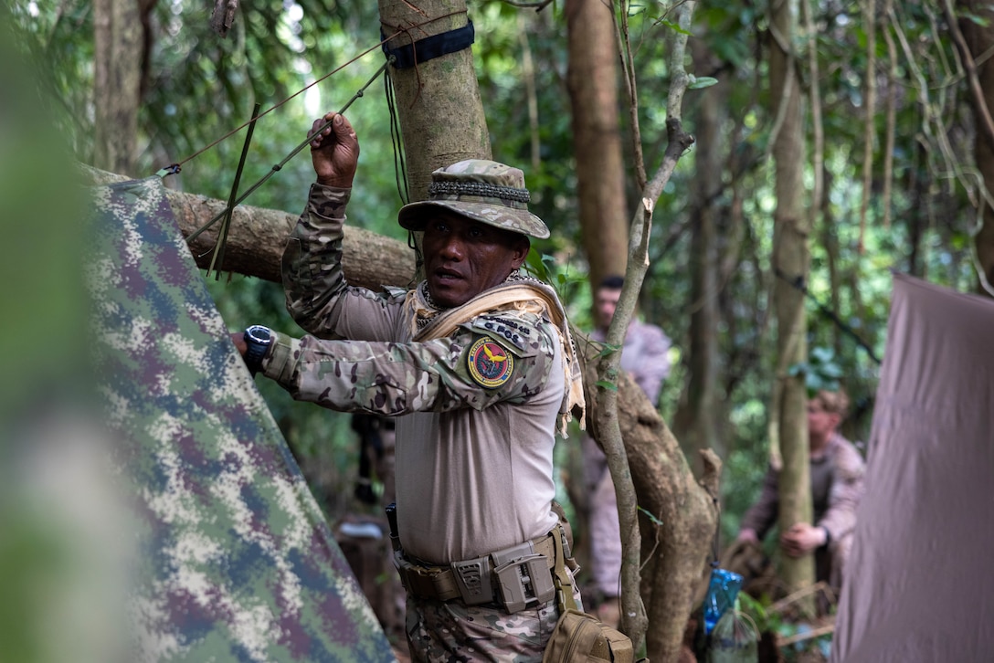 Panamanians teach U.S. Marines Jungle Survival