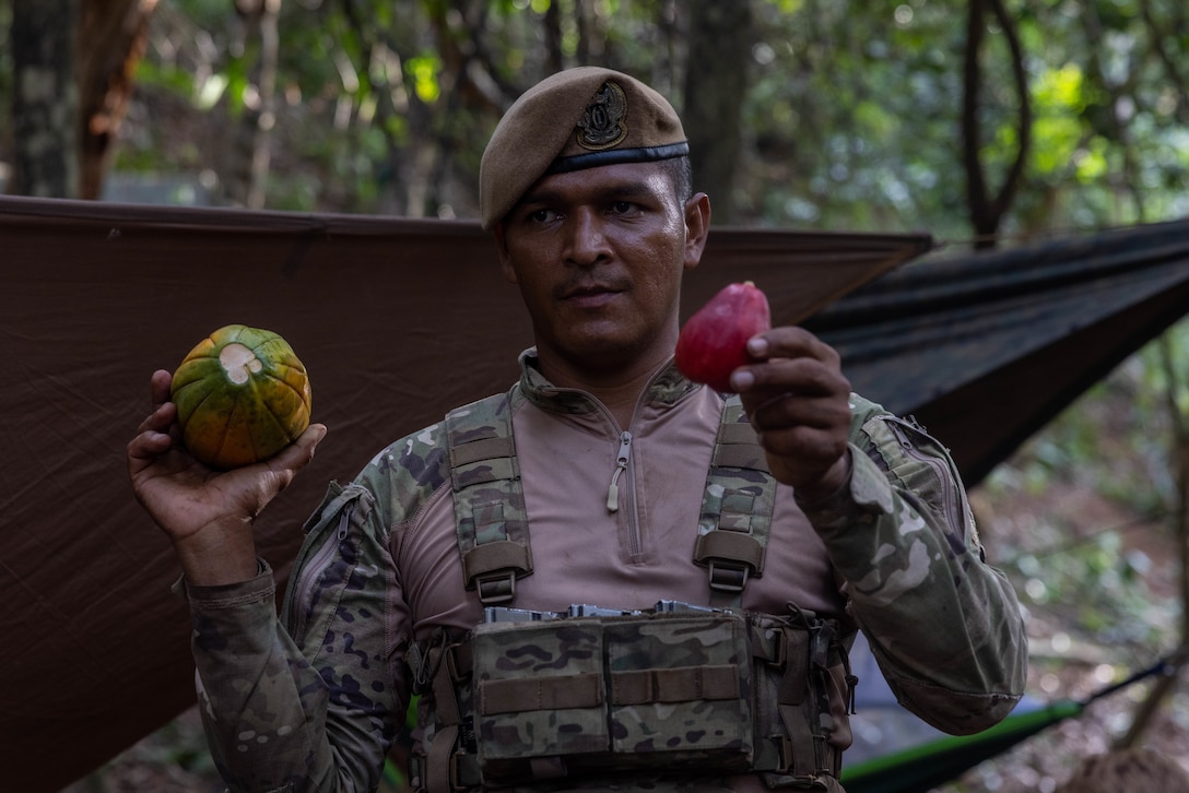 Panamanians teach U.S. Marines Jungle Survival
