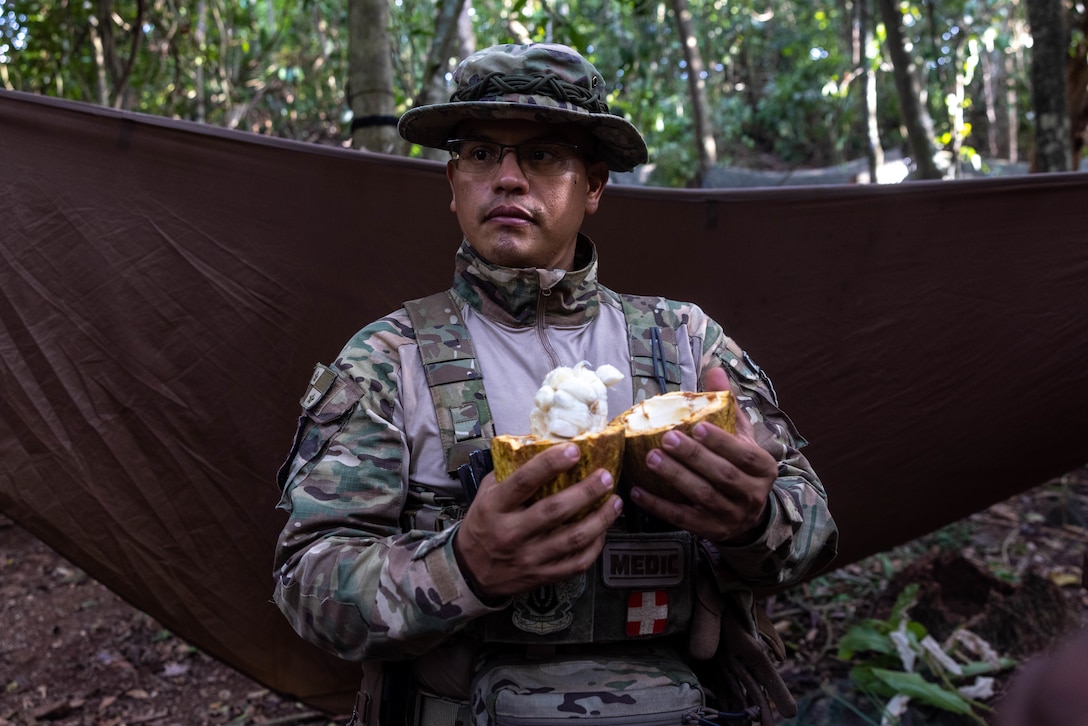 Panamanians teach U.S. Marines Jungle Survival