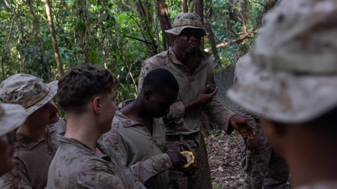 Panamanians teach U.S. Marines Jungle Survival