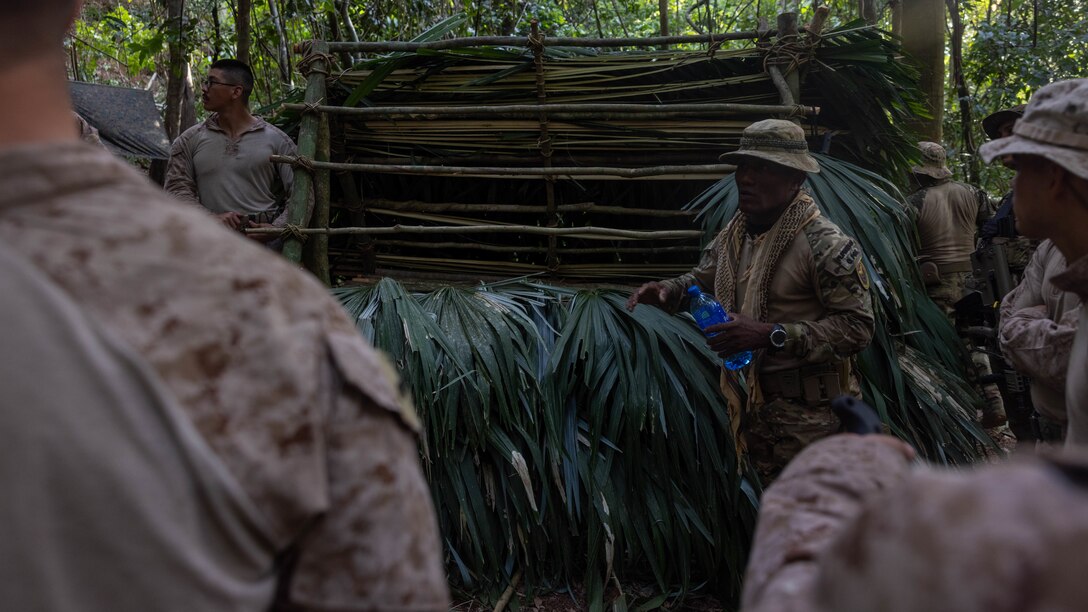 Panamanians teach U.S. Marines Jungle Survival