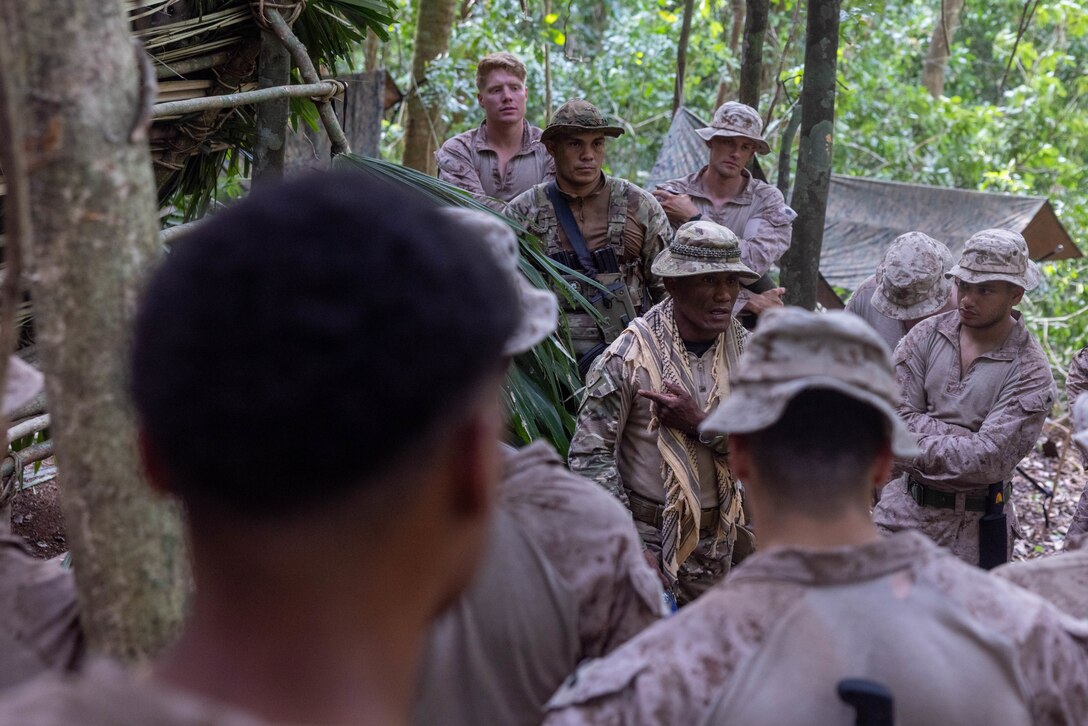 Panamanians teach U.S. Marines Jungle Survival