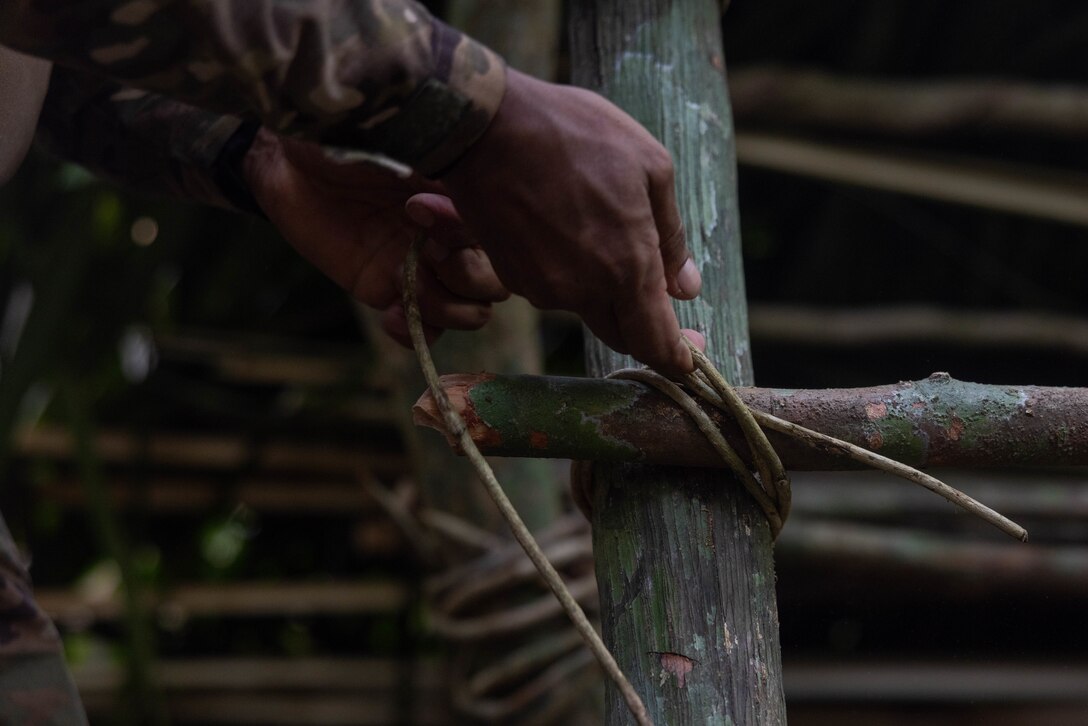 Panamanians teach U.S. Marines Jungle Survival