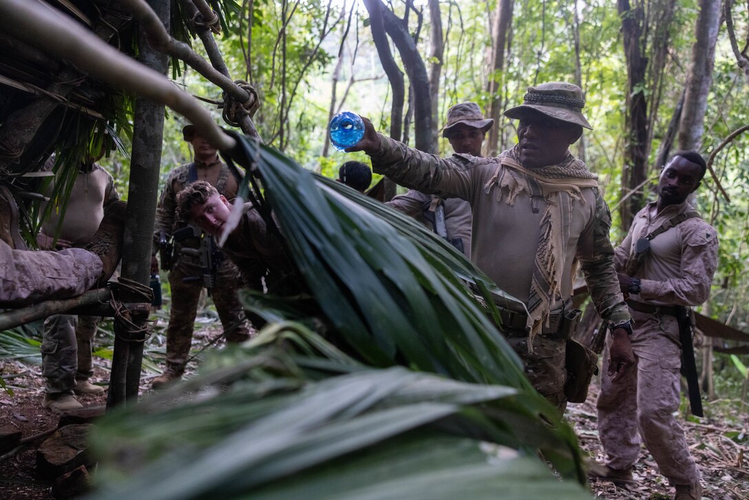 Panamanians teach U.S. Marines Jungle Survival
