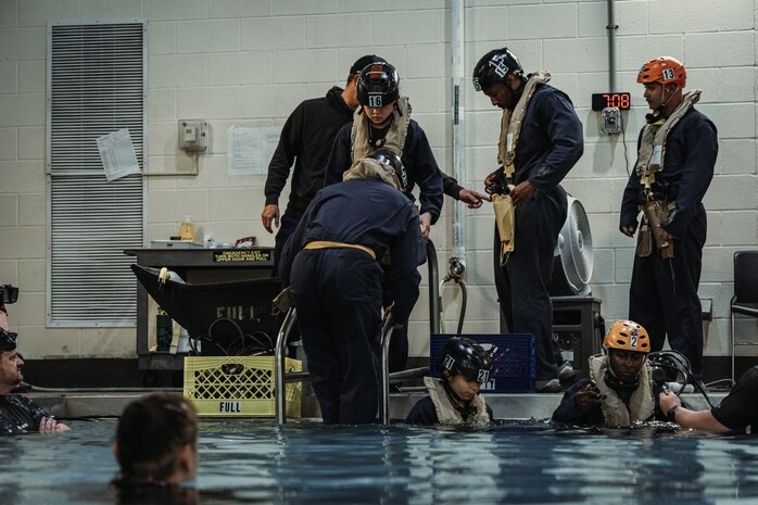 26th MEU Conducts Underwater Egress Training