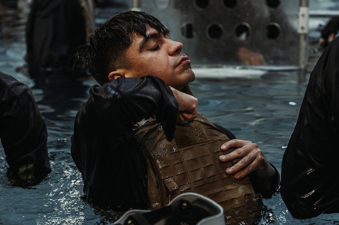 26th MEU Conducts Underwater Egress Training