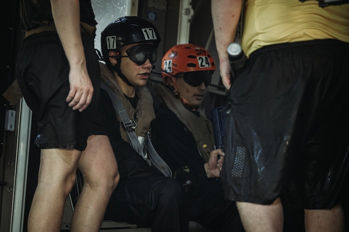 26th MEU Conducts Underwater Egress Training