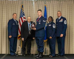 Airman receives award at ALS graduation