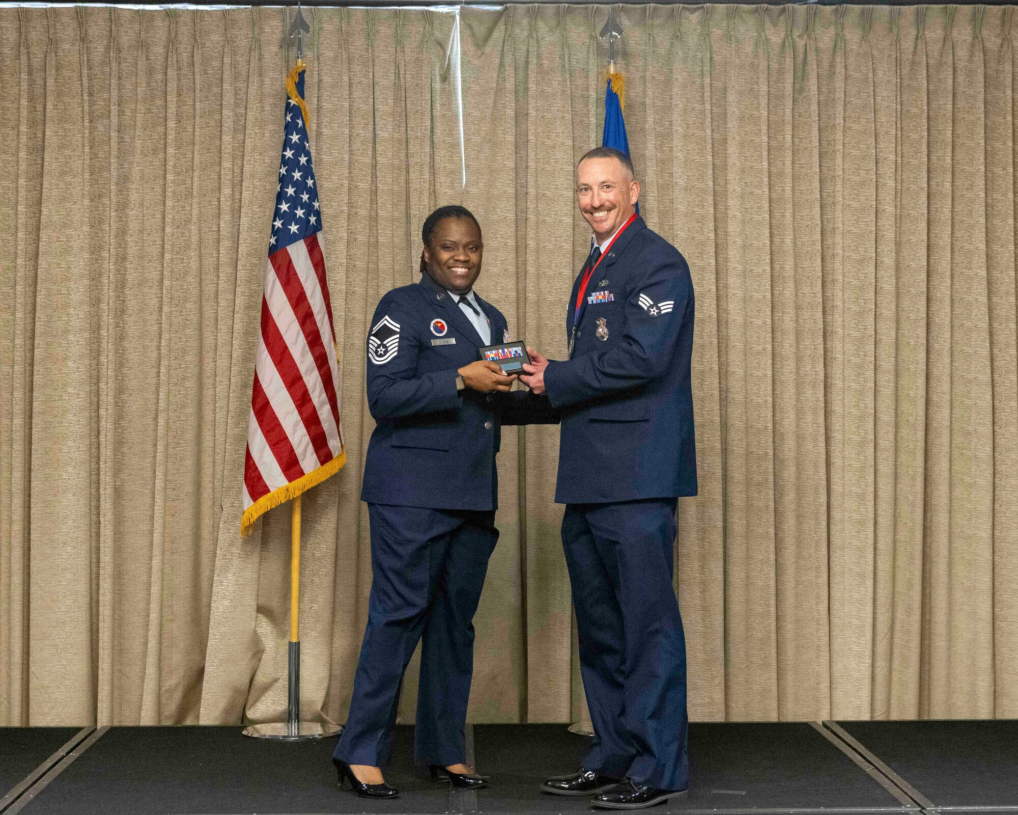 Airman receives award at ALS graduation