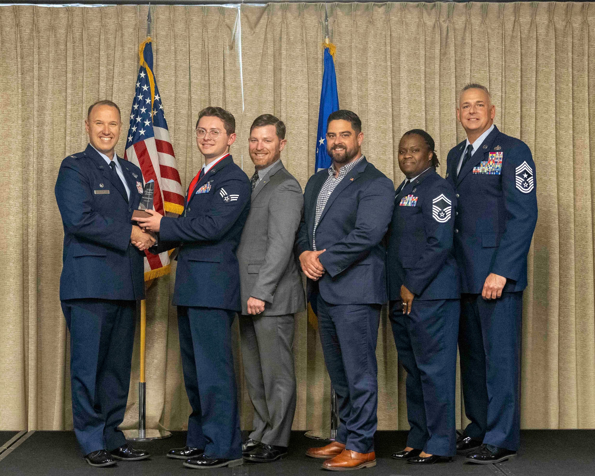 Airman receives award at ALS graduation