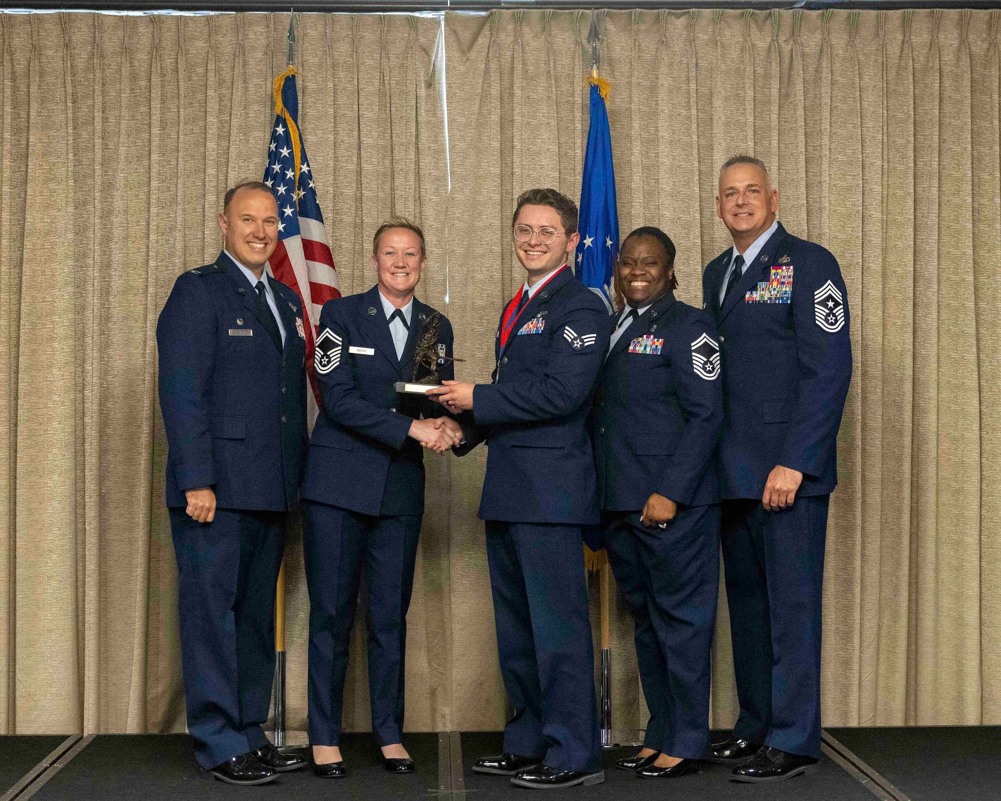 Airman receives award at ALS graduation
